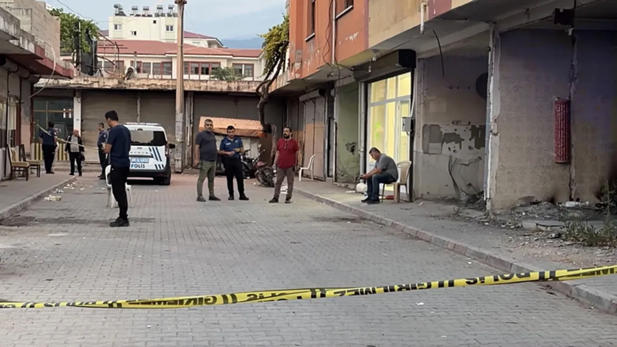 Osmaniye'de sokak ortasında yaşanan bıçaklı kavga sonucu bir kişi hayatını kaybetti.