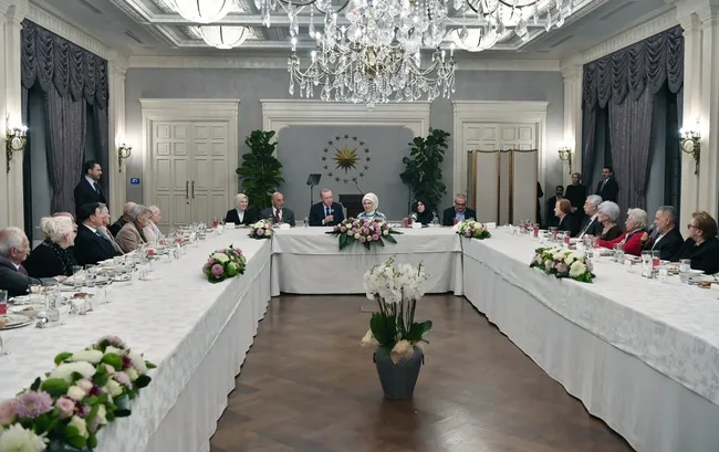 baskan-erdogandan-esi-emine-erdoganin-yaslilarla-iftarina-surpriz-ziyaret-1742324761855.jpeg