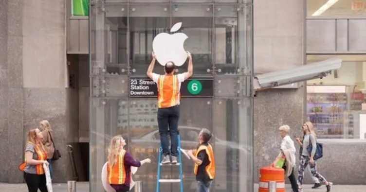 Sahte Apple Store önünde iPhone X sırası beklediler