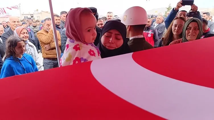 Şehit eşine 1 yaşındaki kızıyla veda etti: Bugün bizim bayramımız Rüveyda