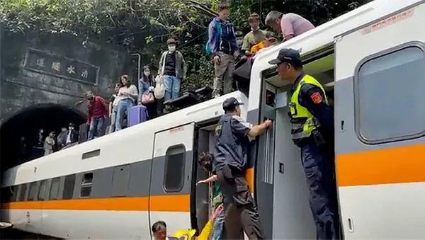 Tayvan'da korkunç kaza: Tren raydan çıktı! Ölü ve yaralılar var
