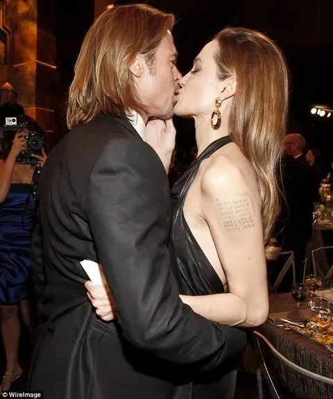 Jolie-Pitt çifti öpüşmeye doyamadı