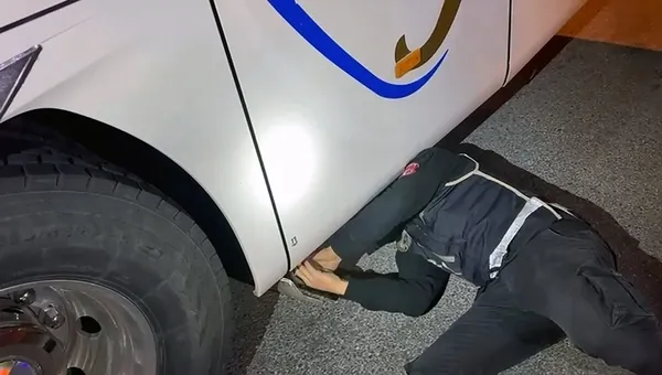 yolcu-otobusunun-motorundan-kacak-telefonu-cikti-1735629570085.jpg