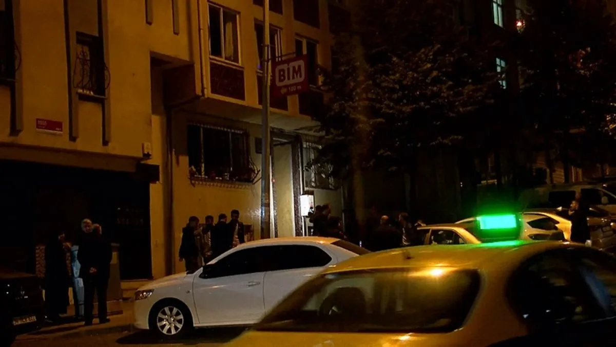 Sultangazi’de eski koca vahşeti: Evini ateşe verdi! 3’ü ağır, 7 yaralı!