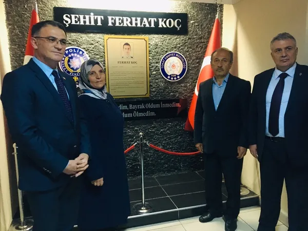 adi-polis-karakoluna-verilen-15-temmuz-sehidi-ferhat-kocun-annesi-oglumun-cennette-dugununun-yapildigini-hisse-1652198291781.jpg