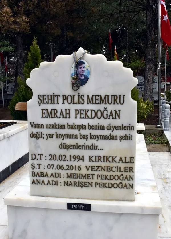 sehit-oglunun-ogrendigi-ilk-turkuyu-evladinin-mezar-tasina-yazdirdi-1666596412619.jpg