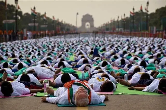Hindistan Başbakanı 35 bin kişiyle yoga yaptı