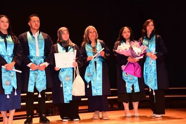 evin-tek-diplomasiziydi-simdi-azmiyle-ezber-bozuyor-52-yasinda-mezuniyet-gururu-evdeki-saksilardan-universite-1782382549225.jpg