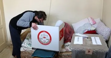 31 Mart yerel seçimlerinde büyük heyecan! Engelli vatandaşlar da oylarını evinde kullandı!