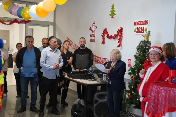 hastanede-tedavi-goren-miniklere-yeni-yil-morali-1703837381635.jpg