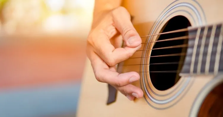 Çatı Katı gitar akor ve sözleri: Sevilen şarkı Çatı Katı akorları kolay ve baresiz