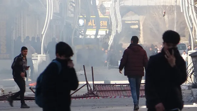 van-ve-hakaride-provokasyon-sokaga-cikip-is-yerlerine-zarar-verdiler-1712094479126.jpeg Van ve Hakkari'de provokasyon! Sokağa çıkıp iş yerlerine zarar verdiler: 89 şüpheli gözaltında