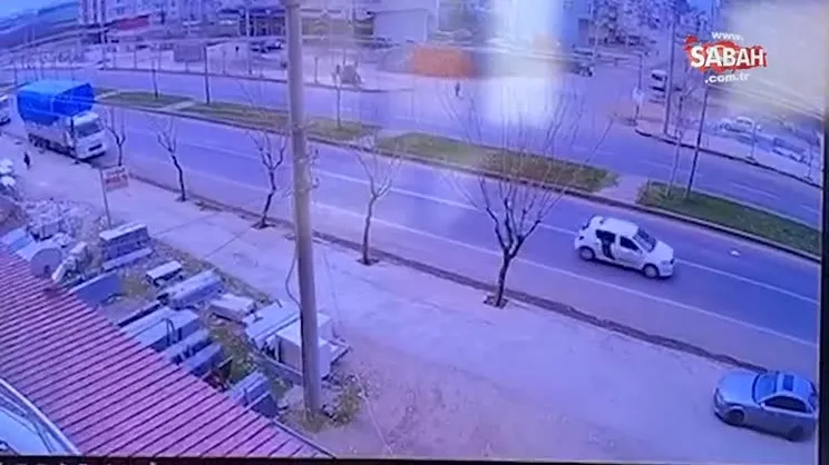 Otomobilin çocuklara çarpma anı güvenlik kamerasına yansıdı | Video