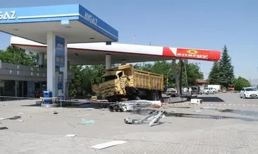 Kamyonun otomobile ve akaryakıt istasyonunda pompaya çarpması sonucu 5 kişi yaralandı #elazig