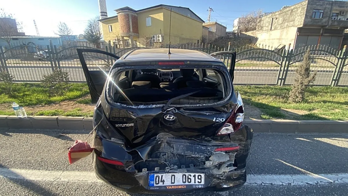 Diyarbakır’da otomobil ile minibüs çarpıştı: 3’ü çocuk, 6 yaralı! Diyarbakır’da otomobil ile minibüs çarpıştı: 3’ü çocuk, 6 yaralı!