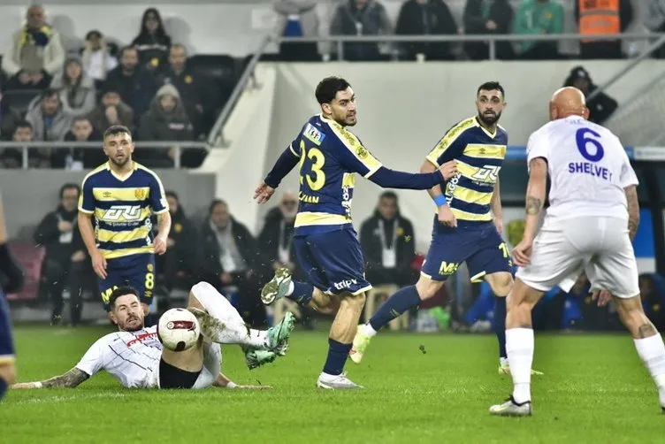 Son dakika haberi: MKE Ankaragücü - Rizespor maçında saha birbirine girdi! Hakem Halil Umut Meler’e yumruklu saldırı...