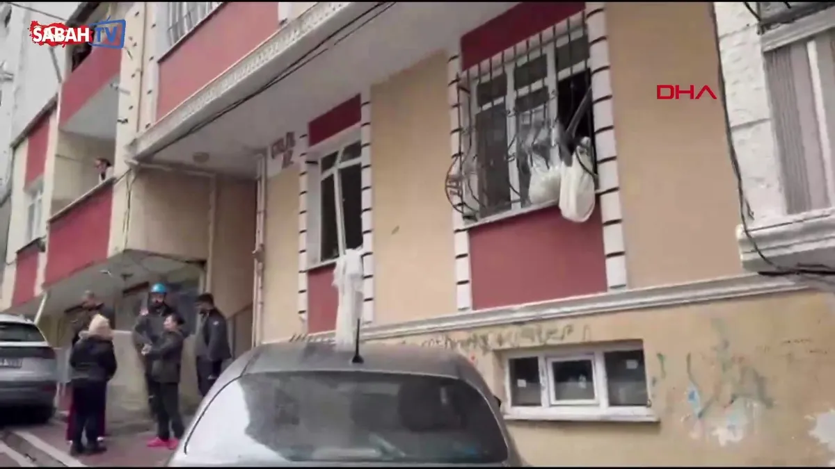 SON DAKİKA: Esenyurt’ta 4 katlı binanın giriş katındaki dairede patlama | Video videosunu izle SON DAKİKA: Esenyurt’ta 4 katlı binanın giriş katındaki dairede patlama | Video videosunu izle