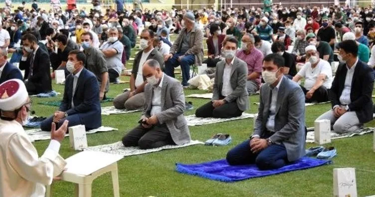 Konya’da stadyumda bayram namazı