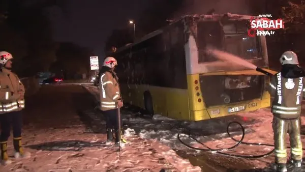 Üsküdar'da İETT otobüsü yanarak kullanılamaz hale geldi | Video
