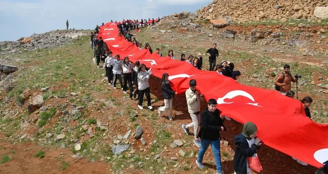 Cudi Dağı’nda 105 çocukla 105 metre uzunluğunda Türk bayrağı açıldı