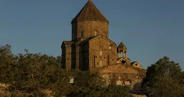 Akdamar Adası yerli ve yabancı turistlerin akınına uğruyor