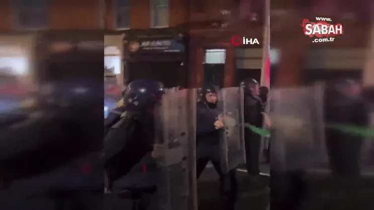 Bıçaklı saldırının ardından İrlanda sokakları savaş alanına döndü