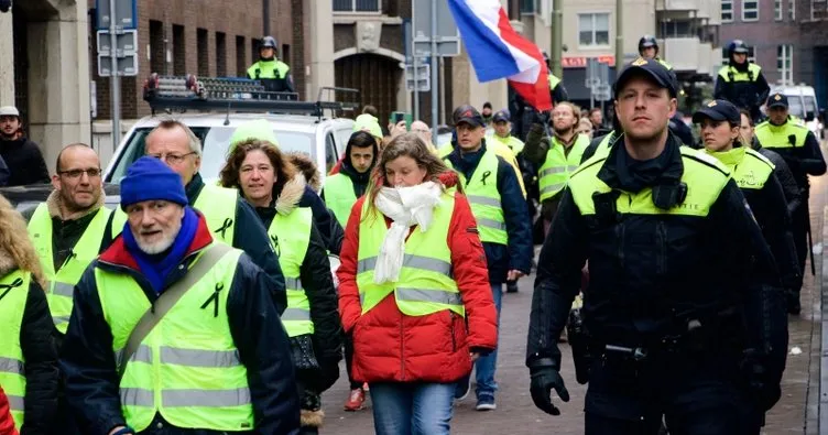 Hollanda’da kırmızı yelekliler hükümeti protesto etti