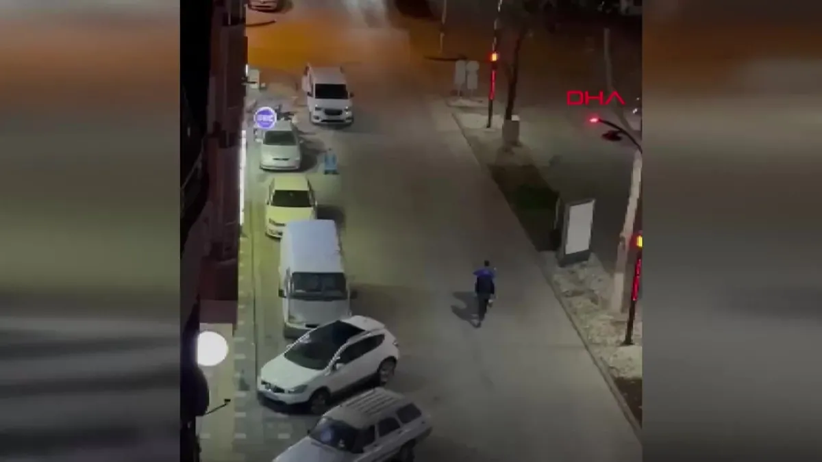 Manisa’da park halindeki motosikleti çalan 3 çocuk kamerada! videosunu izle Manisa’da park halindeki motosikleti çalan 3 çocuk kamerada! videosunu izle