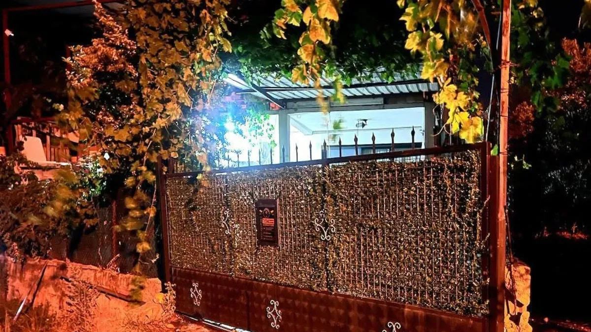 Muğla Fethiye'de kapı gıcırtısı tartışması sonucu bir kişinin öldüğü ve iki kişinin ağır yaralandığı olay yerinden genel görüntü.
