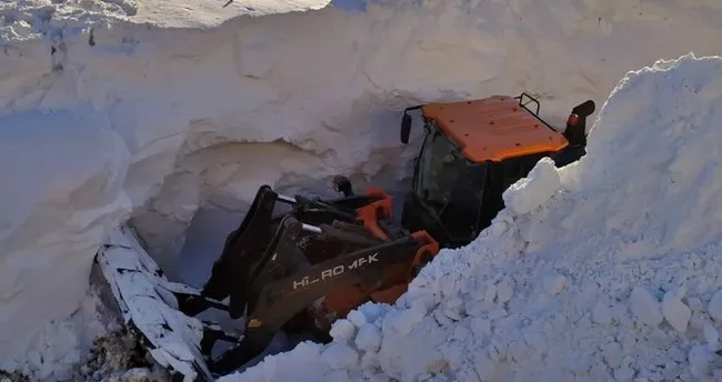 Hakkari Yüksekova'da kar kalınlığı iş makinelerinin boyunu geçti