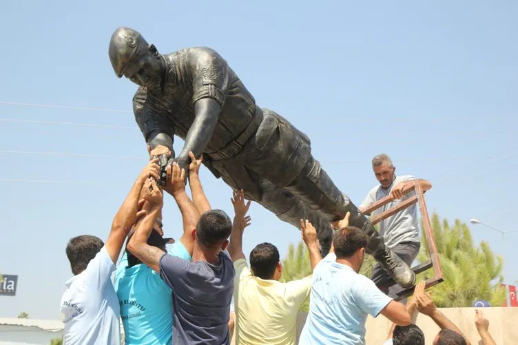Kahraman asker Ömer Halisdemir’in heykeli dikildi