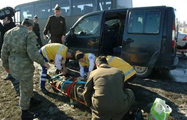 Askeri araç zincirleme kazaya karıştı