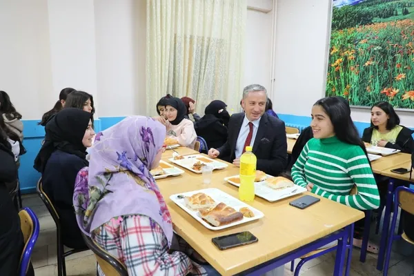 agri-milli-egitim-muduru-kokrek-ogrencilerle-iftarda-bir-araya-geldi-1742410053038.jpg
