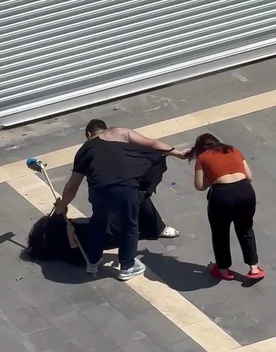 Sokak ortasında dehşet anları: Karısını ve kızını darp etti!