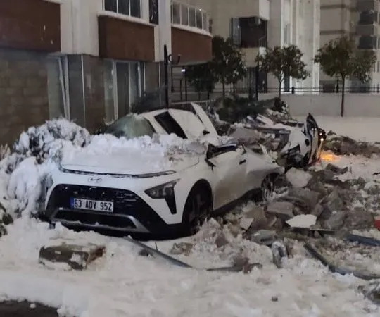 sanliurfada-kar-nedeniyle-catilar-coktu-67-arac-hasar-gordu-1767270365532.jpg
