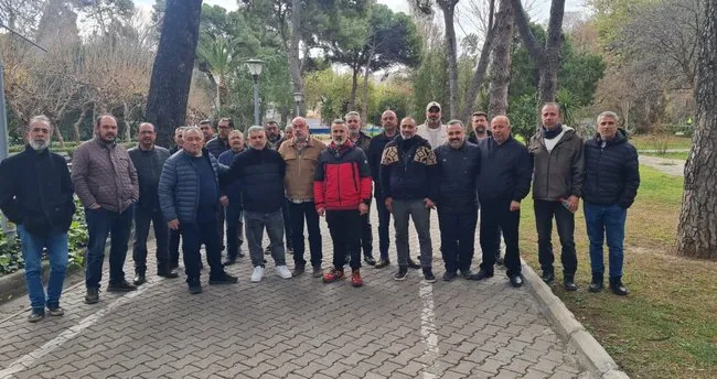Tazminatlarını alamayan belediye işçileri CHP önünde eylem yaptı