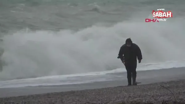Antalya'da fırtınada dalgalar arasında tehlikeli arayış | Video