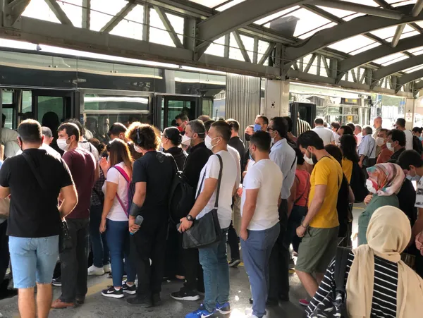SON DAKİKA! İstanbul’da isyan ettiren görüntüler; Toplu taşıma koronavirüsün merkezi oldu