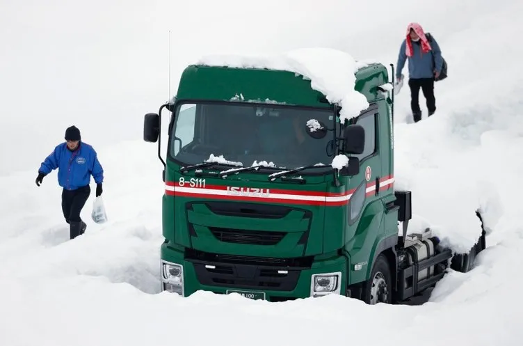 1000’den fazla araç 40 saat yolda kaldı! Kar fırtınası hayatı felç etti