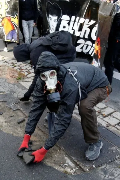 Fransa’da reform karşıtları sokakları savaş alanına çevirdi