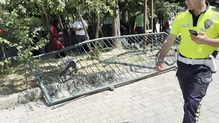 buyukcekmecede-fren-yerine-gaza-bastigi-one-surulen-surucu-velilerin-arasina-daldi-2si-cocuk-6-yarali-1780744803512.jpg