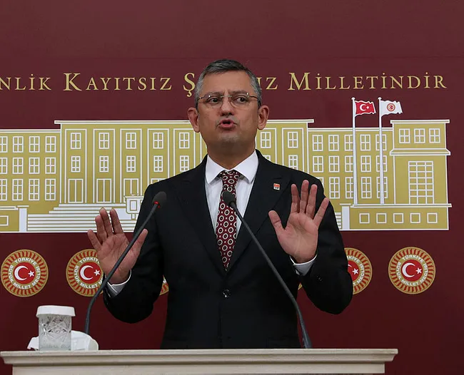 chpdeki-koltuk-savasinda-yeni-gelisme-ozgur-ozel-ilan-etti-ben-de-buradayim-adayim-1686689107042.jpg CHP'deki koltuk savaşında yeni gelişme! Özgür Özel ilan etti: Ben de buradayım, adayım