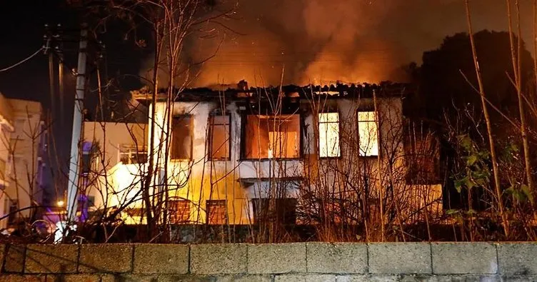 Antalya’da tarihi ev alev alev yandı