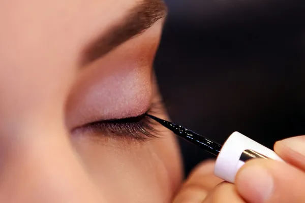 eyeliner-ile-gencleseceksiniz-bu-teknik-onlarca-yas-geri-atiyor-1685356155781.jpg
