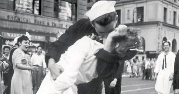 ‘Tarihi öpücük’teki denizci de öldü