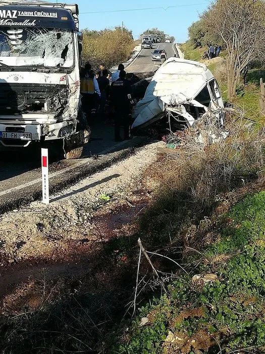 Kaçak göçmeleri taşıyan minibüs ile kamyon çarpıştı: Ölü ve yaralılar var