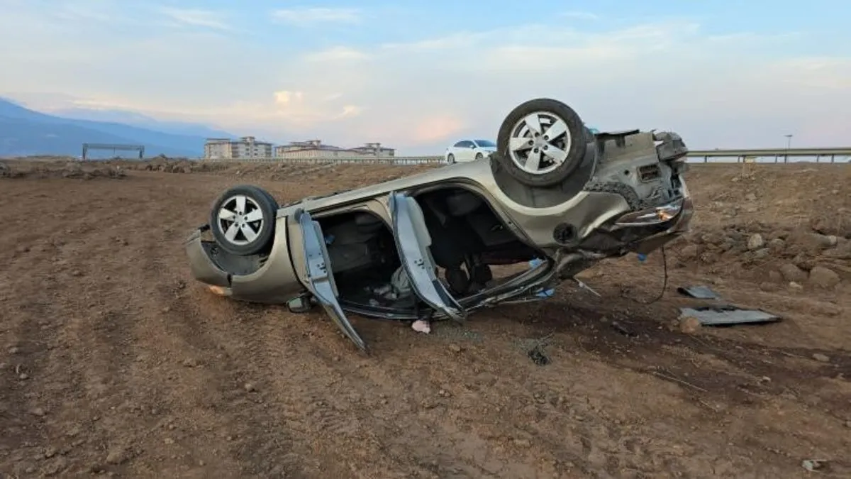 Gaziantep’te çarpışan 2 otomobilden biri takla attı: 4 yaralı