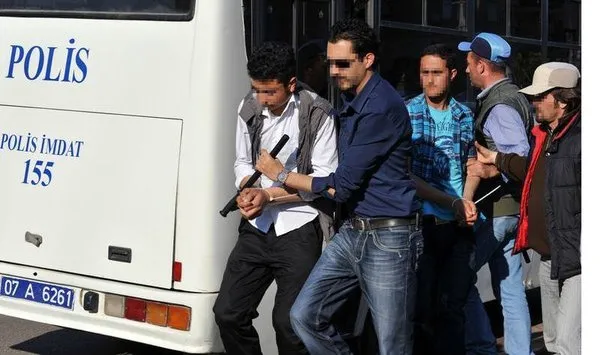 Taş atan çocukları terlikle kovaladı