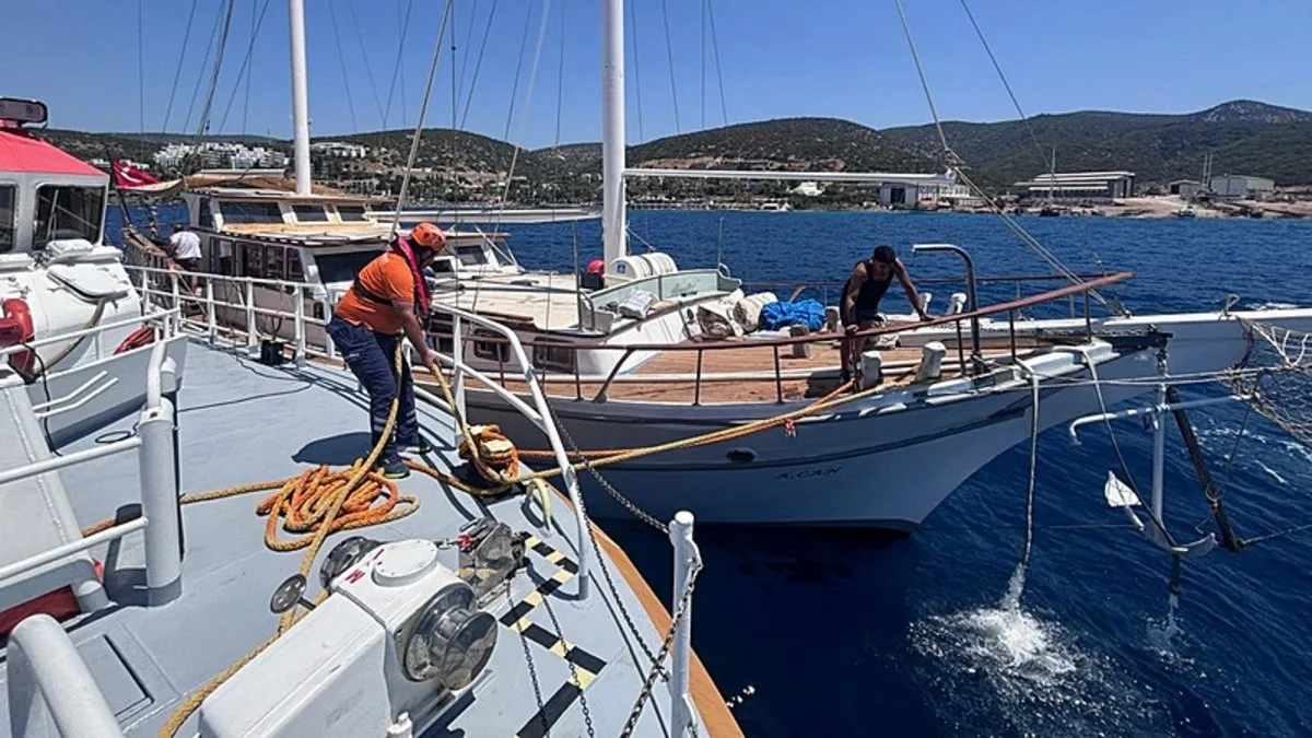 Bodrum açıklarında can pazarı! Su alan teknedeki 6 kişi kurtarıldı Bodrum açıklarında can pazarı! Su alan teknedeki 6 kişi kurtarıldı