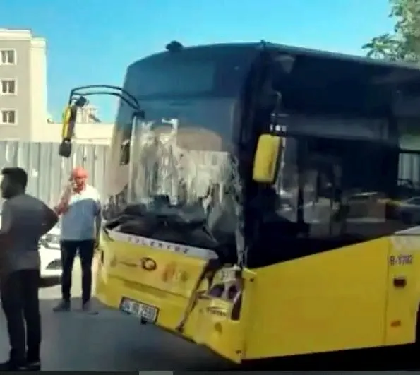yolcu-minibusu-ile-iett-otobusu-carpisti-6-arac-hasar-gordu-1786119184229.jpg